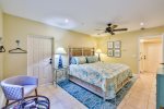 Pool Guest Bedroom With King With Ensuite Bathroom